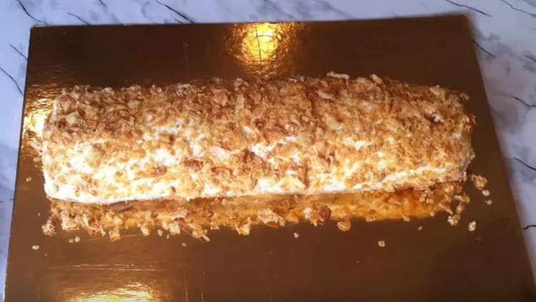 The finished cake in the refrigerator should be sprinkled with the crumbs left in the manufacture of the sticks.