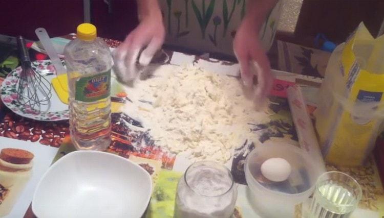 Mix margarine with flour a little.