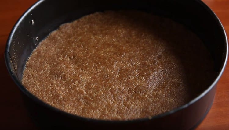 First, we make the basis for a dessert of cookies and butter.