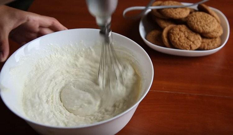 We interrupt the curd mass with a mixer until smooth.