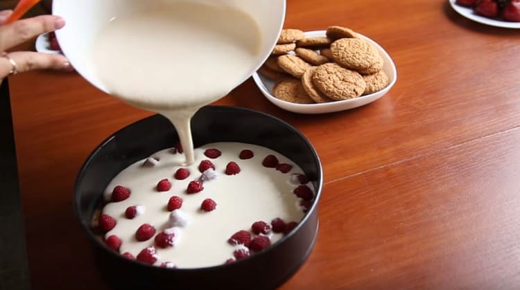 Pour the foundation of the cake with the curd mass, having previously laid out berries or fruits on it.