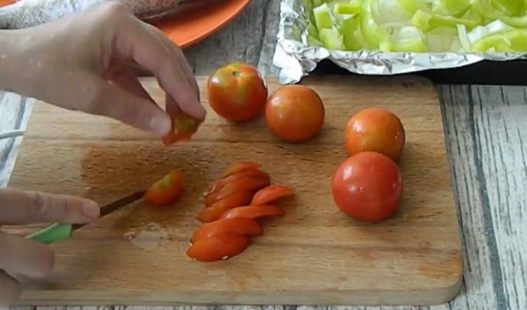 Cut the tomatoes into small pieces.