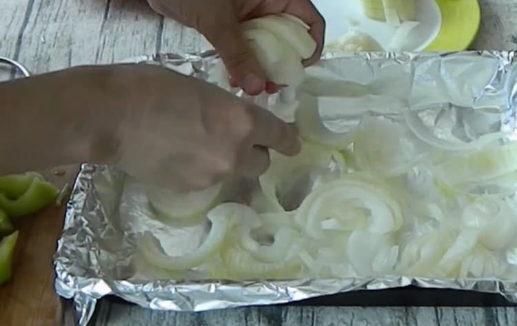 Spread a layer of onion on the baking sheet covered with foil.