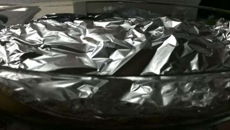 Cover the mold with foil and send to bake.