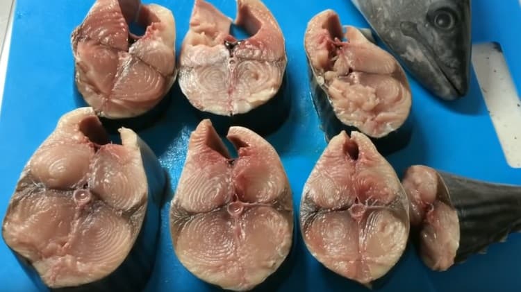 Cut the fish into portions.