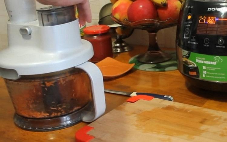 Grate carrots and send to the onion.