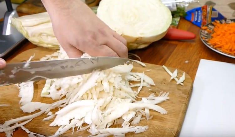 Thinly chop the cabbage.