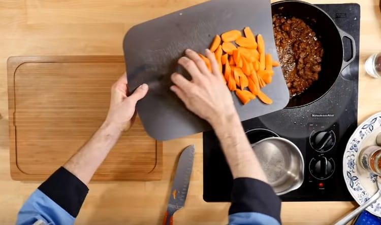 Add to the cauldron sliced ​​carrots.