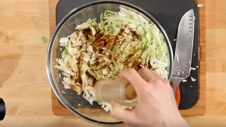 Add zira to the cabbage, mix.