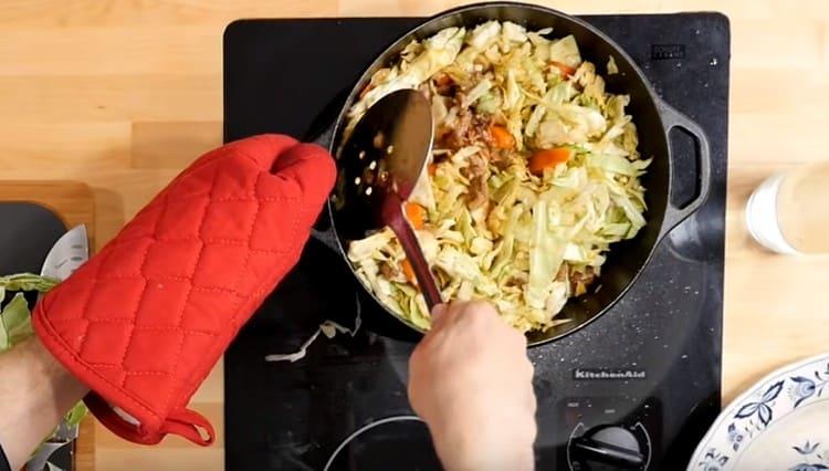 When the cabbage is slightly reduced in volume, mix thoroughly all the components.