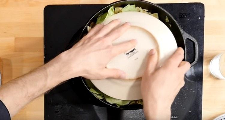 We cover the cauldron with whole cabbage leaves, as well as a plate on top.
