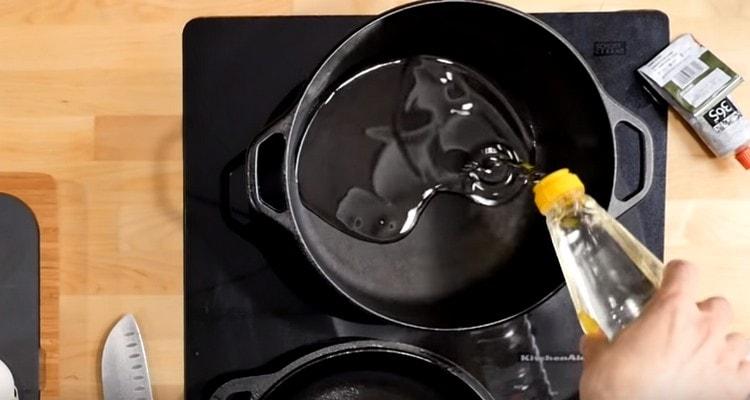 We put a large cauldron on the stove, pour vegetable oil.