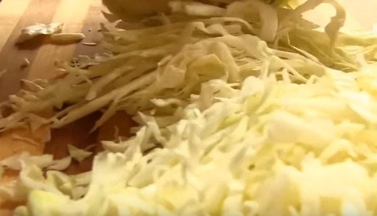 Thinly chop the cabbage.