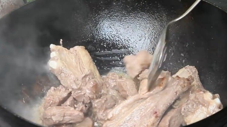 We spread the meat in a cauldron and fry.