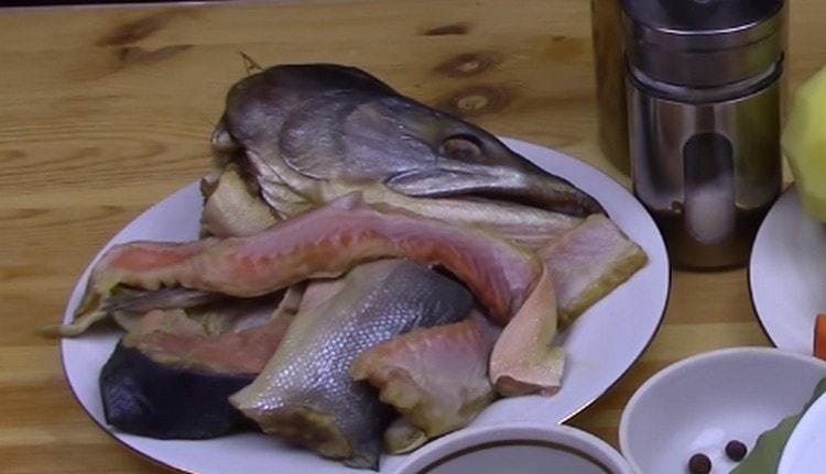 We must remove the gills from the head of pink salmon.