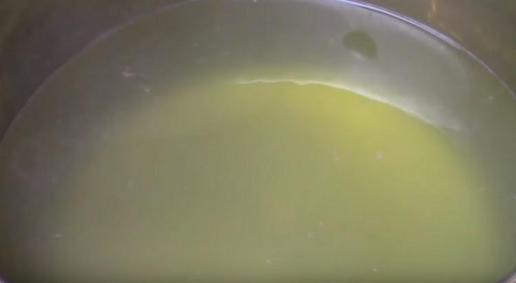 We filter the broth through a sieve, put it back on the stove.