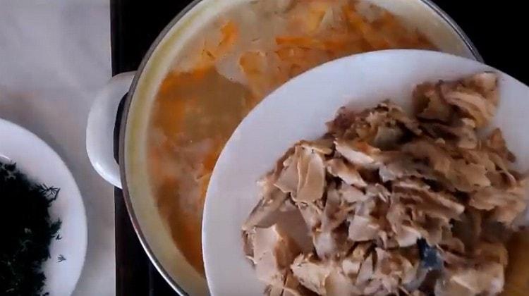 We remove the bones from the fish, we send the meat to the pan.