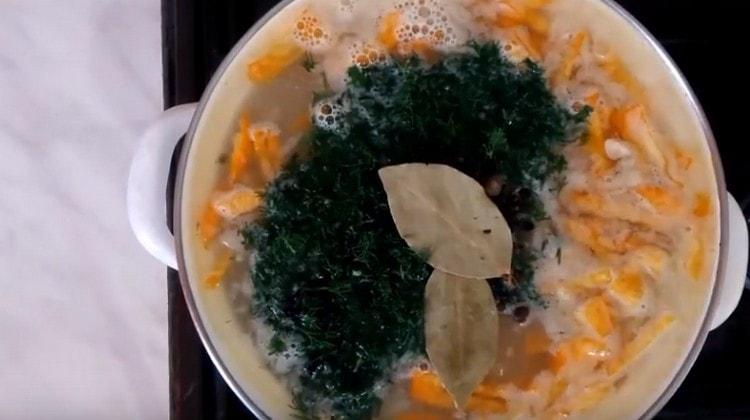 At the very end, add bay leaf, peppercorns, greens to the ear.