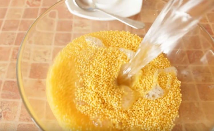 We wash millet and fill it with water.