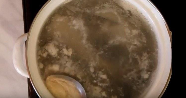 Pour the head and tail of pink salmon in a saucepan with water, bring to a boil, remove the foam.