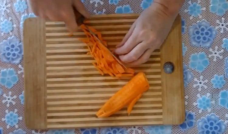 Cut the carrots into thin strips.