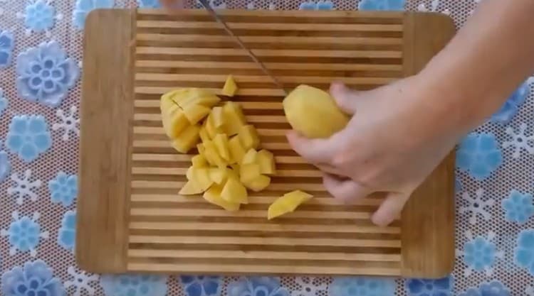 Cut the potatoes into slices.