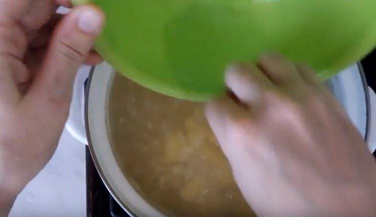 We bring the broth to a boil again and put the potatoes in it.