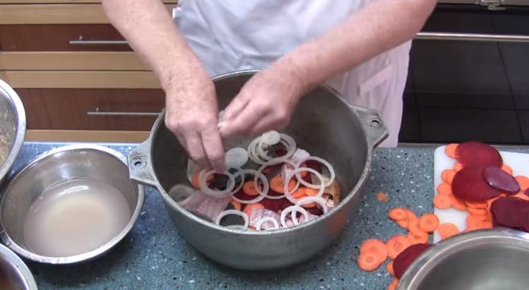 Next, lay out large fish bones, ridges and onions.