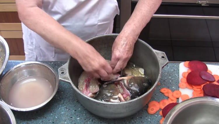 On top of the vegetables lay out pieces of fish.