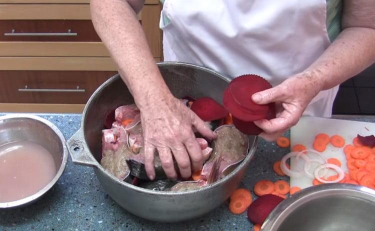 Alternating layers of fish and vegetables.