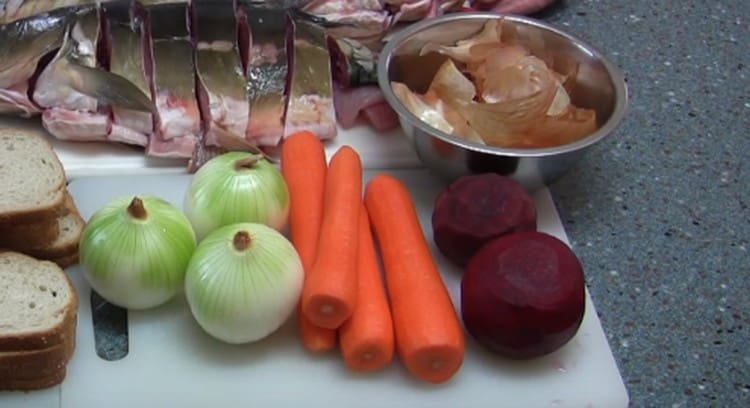 We clean the onions, do not throw away the husks.