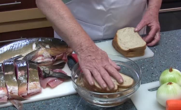 Soak slices of loaf in water.