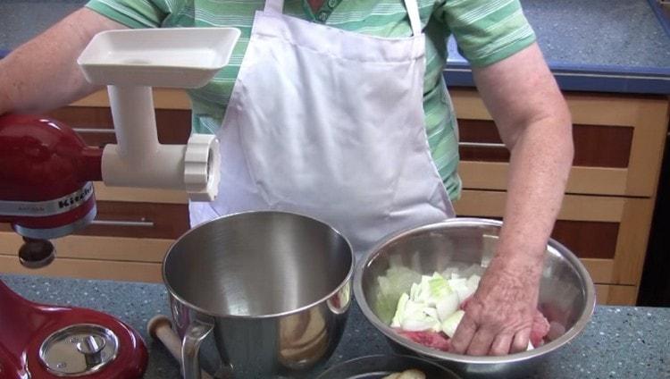 Skip the pulp, as well as onions and a loaf soaked in water through a meat grinder.