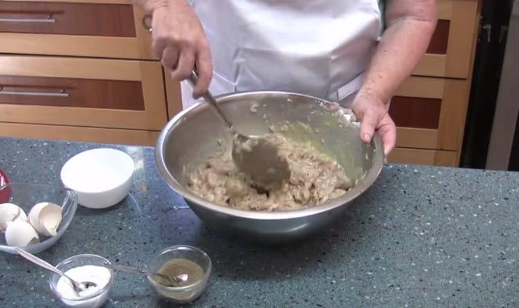 Stir the minced meat thoroughly until smooth.