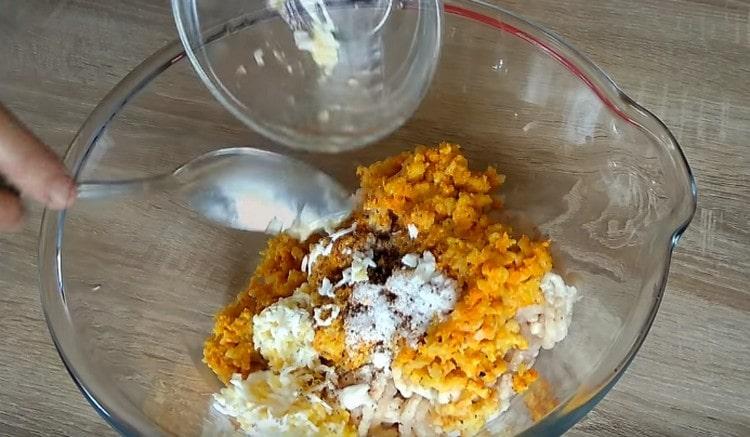 Add the grated egg, salt, pepper to taste, a raw egg to the minced meat.