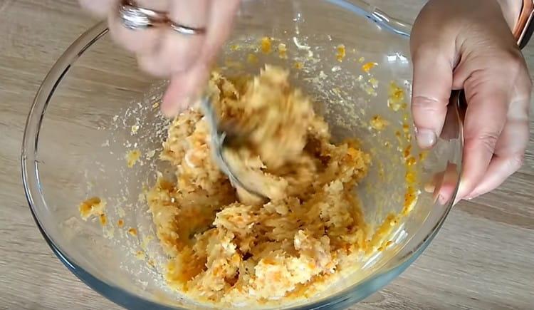 Stir the minced meat thoroughly.