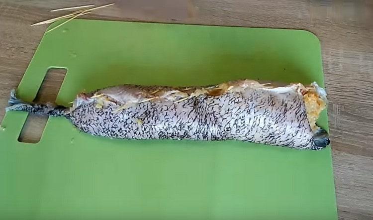 Turn the skin and fix it with toothpicks or thread.