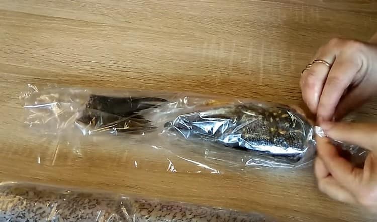 In the sleeve we also place the head and tail of the pike.