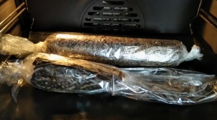 For 45 minutes we send the pan with the pike into the oven.