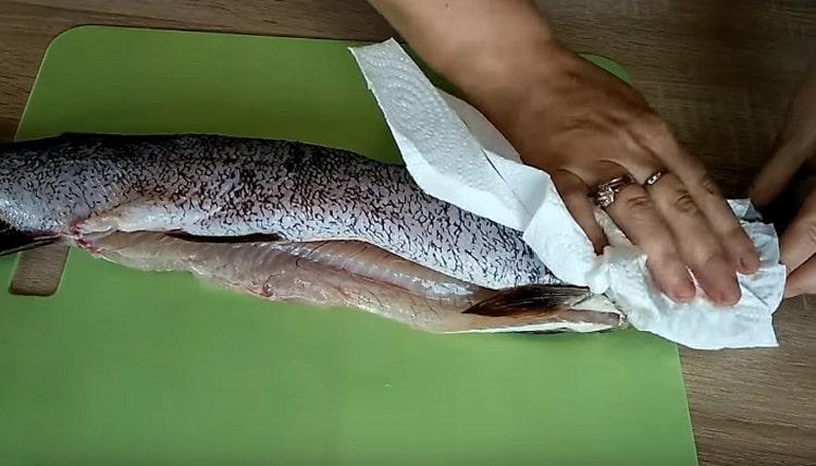 We wash the carcass and dry it with paper towels.