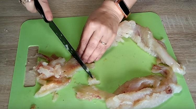 We grind the pike and cut the fillet into pieces.