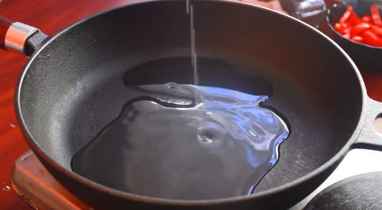 Heat the pan with vegetable oil.