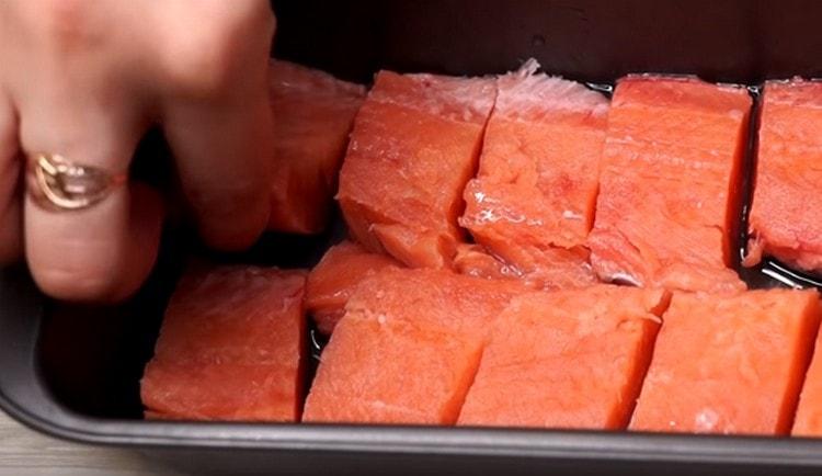 We spread the pieces of fish in a baking sheet greased with vegetable oil.