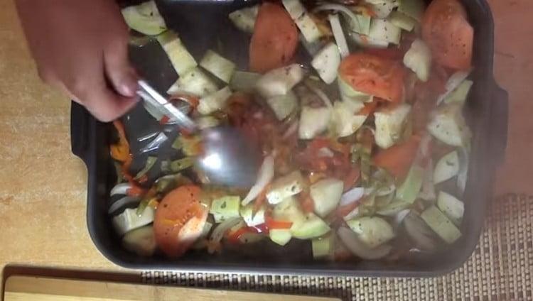 We take out the vegetables from the oven, mix and return them back.