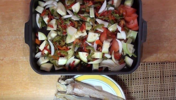 Add julienne sweet pepper.