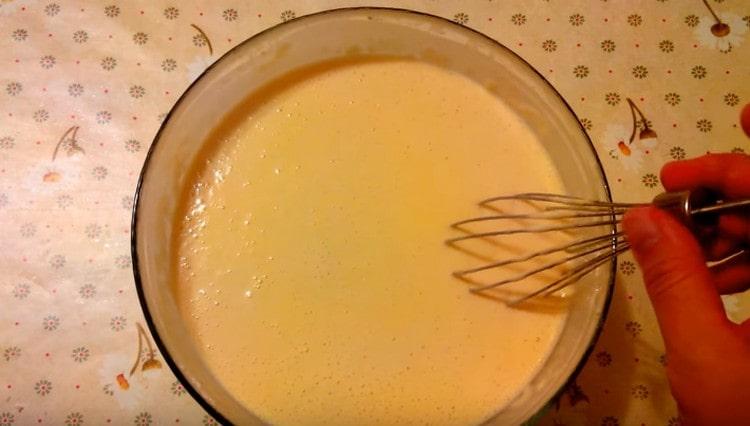 Add to the flour and mix the thick batter.