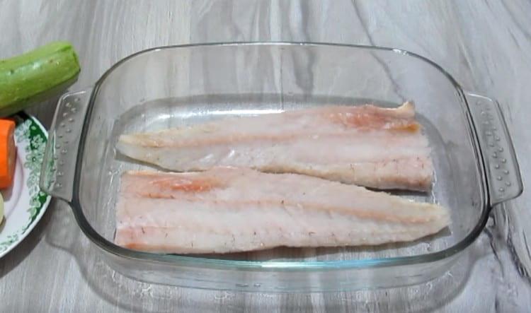 We spread cod fillet in the forms.