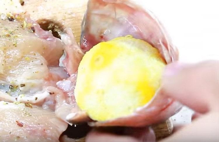 Put lemon in the fish’s head.