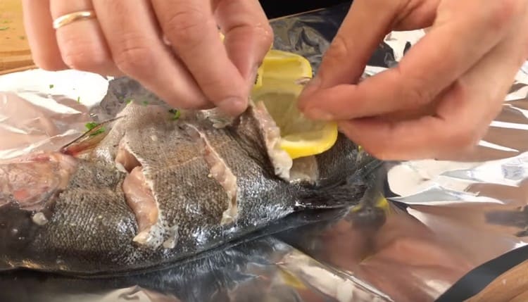 Insert lemon slices into the incisions on the carcass.