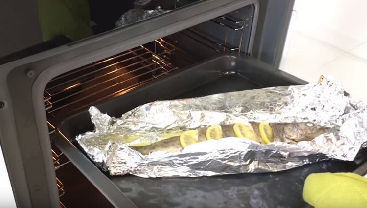 We send the fish already in the expanded foil into the oven to get a golden crust.
